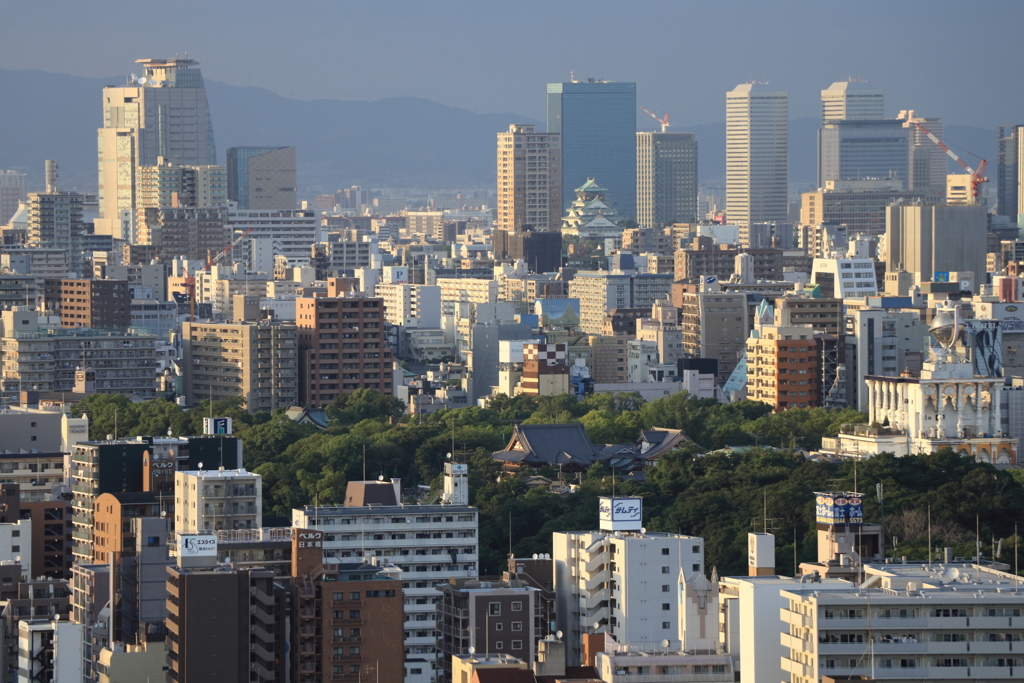 ビルに囲まれる大阪城