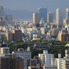 ビルに囲まれる大阪城