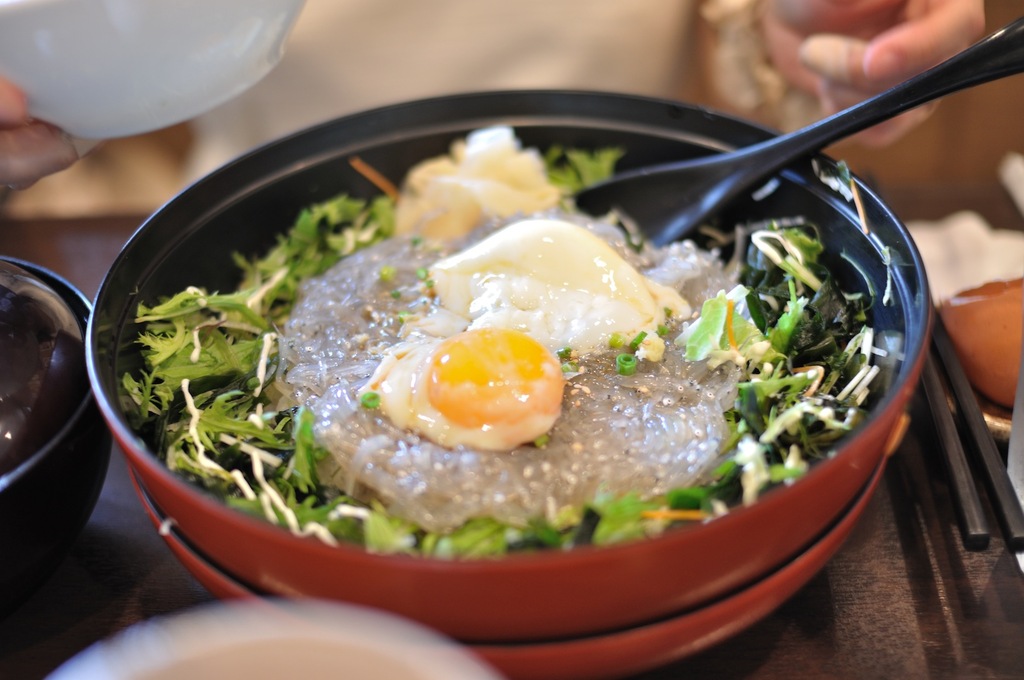 江ノ島の生シラス丼とビール