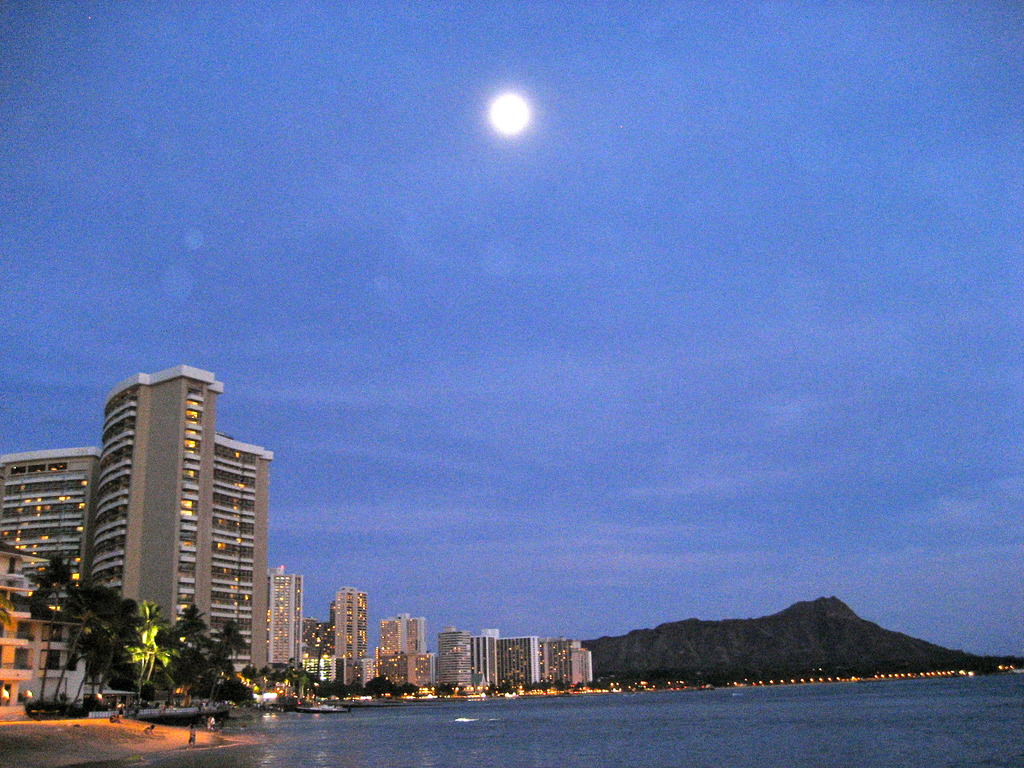 Full moon of the Waikikii