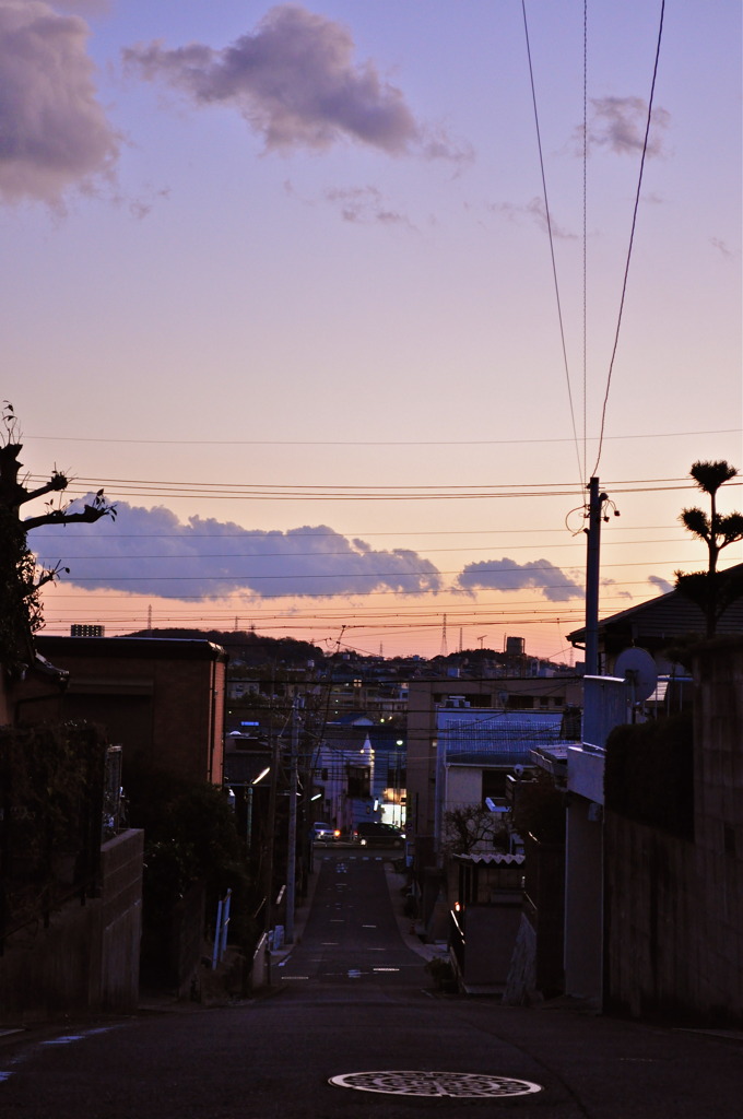 暮れなずむ路地