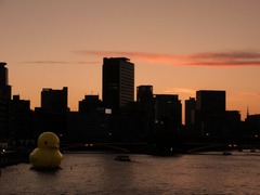 水都の夕べは緋に染まる