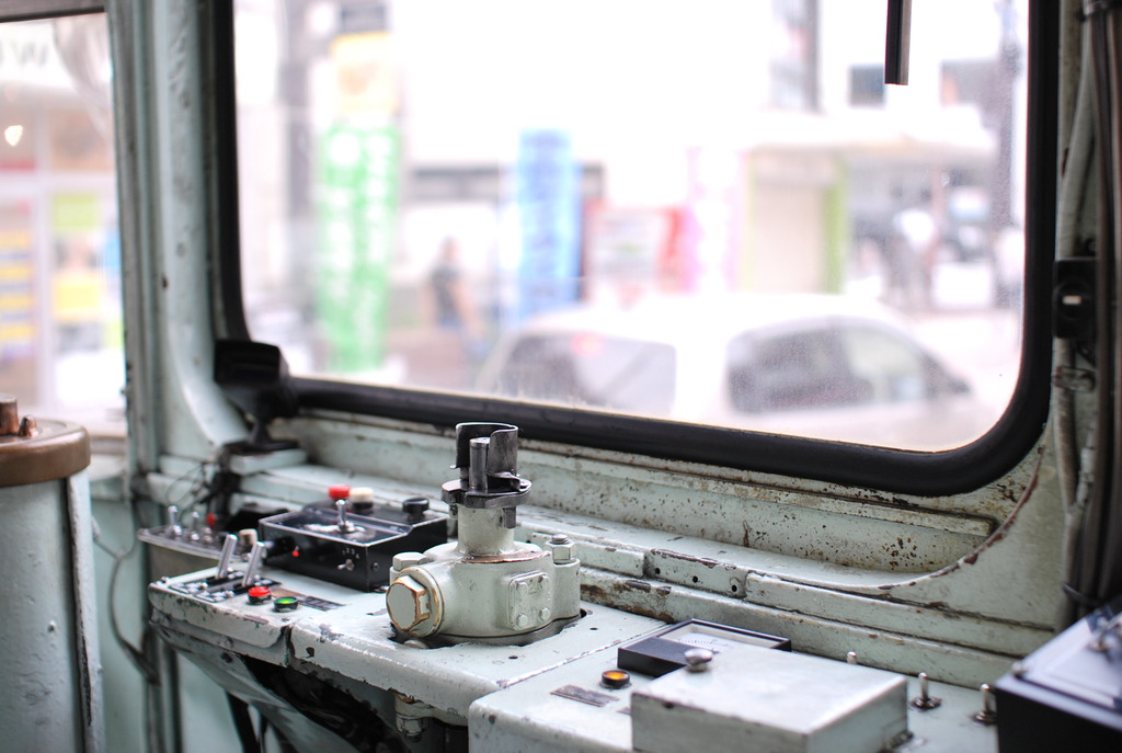 主のいない運転席