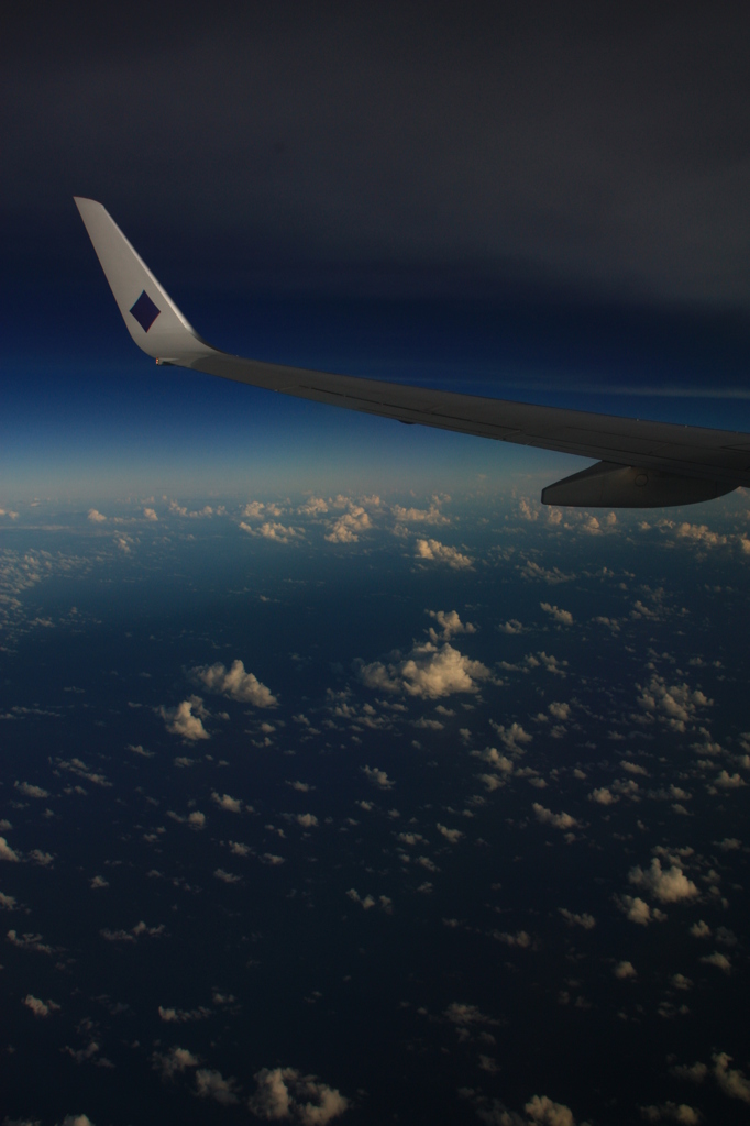 空と大地の間