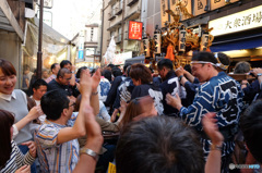 居酒屋通りに神輿現る