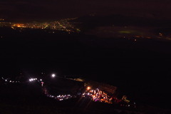 河口湖の夜景と行列のできる富士山