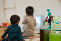 お前たち、テレビはもっと離れて見なさい！