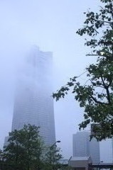 霧霞むランドマークタワー