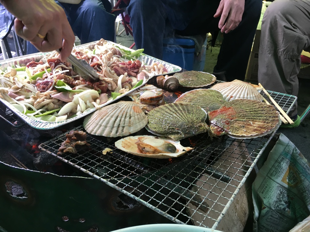 外でバーベキュー
