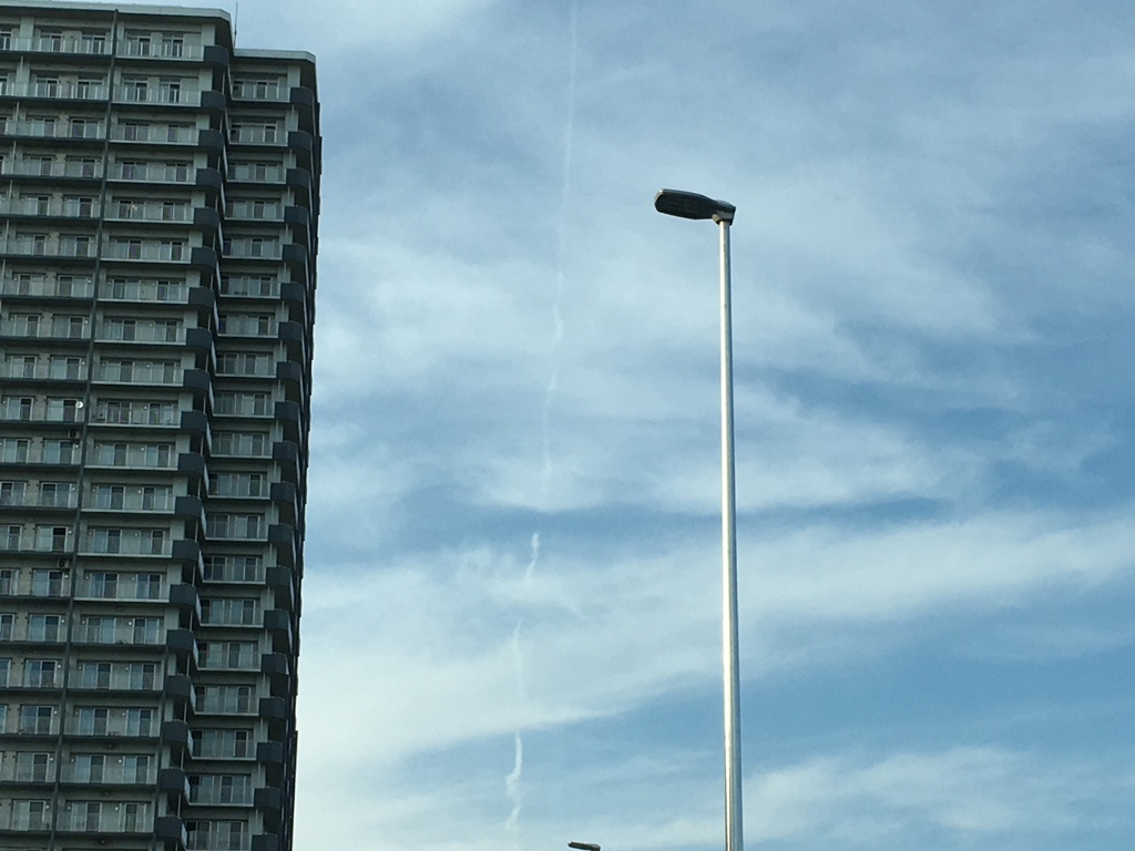 弾道ミサイル?   変な雲