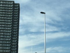 弾道ミサイル?   変な雲