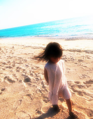 砂浜を歩く娘