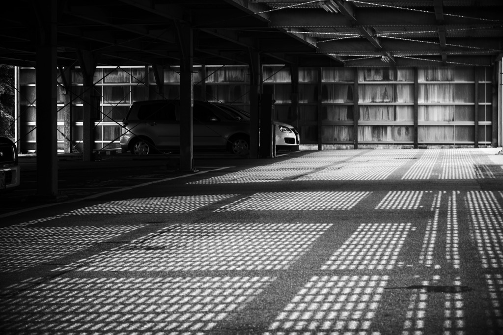 光と影の駐車場