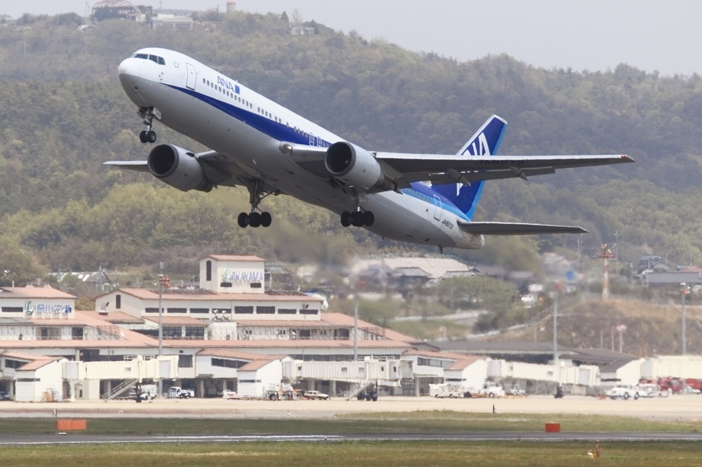 ANA B767-300　岡山空港を飛び立つ