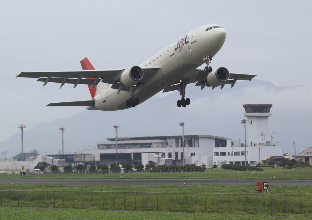 JAL A300-600R くもりの出雲空港を飛び立つ