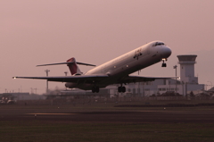 JAL MD-90　出雲空港を飛び立つ