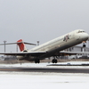 JAL MD-90 雪の出雲を飛び立つ