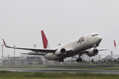 JAL B737-800 出雲から飛び立つ