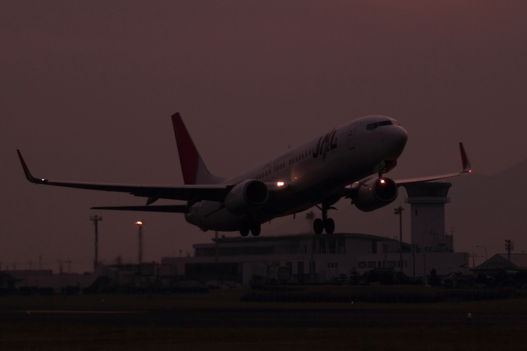 JAL B737-800 夕暮れに出雲を飛び立つ