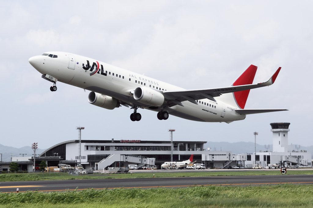 JAL B737-800 出雲空港から飛び立つ
