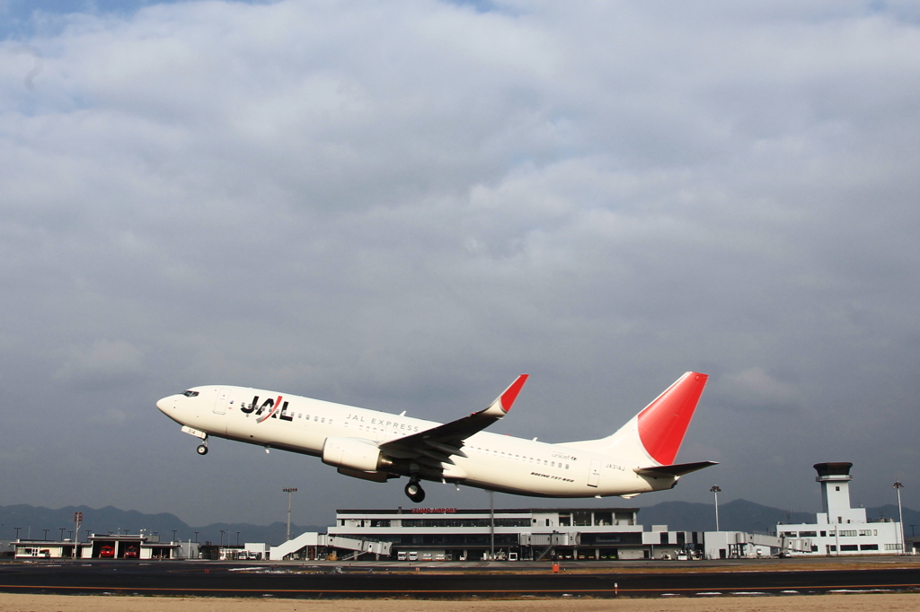 JAL B737-800 出雲空港を飛びつ立つ