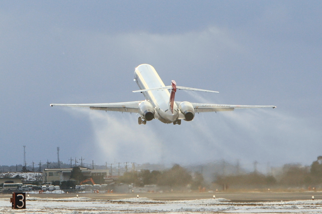 JAL MD-90 飛び立つ