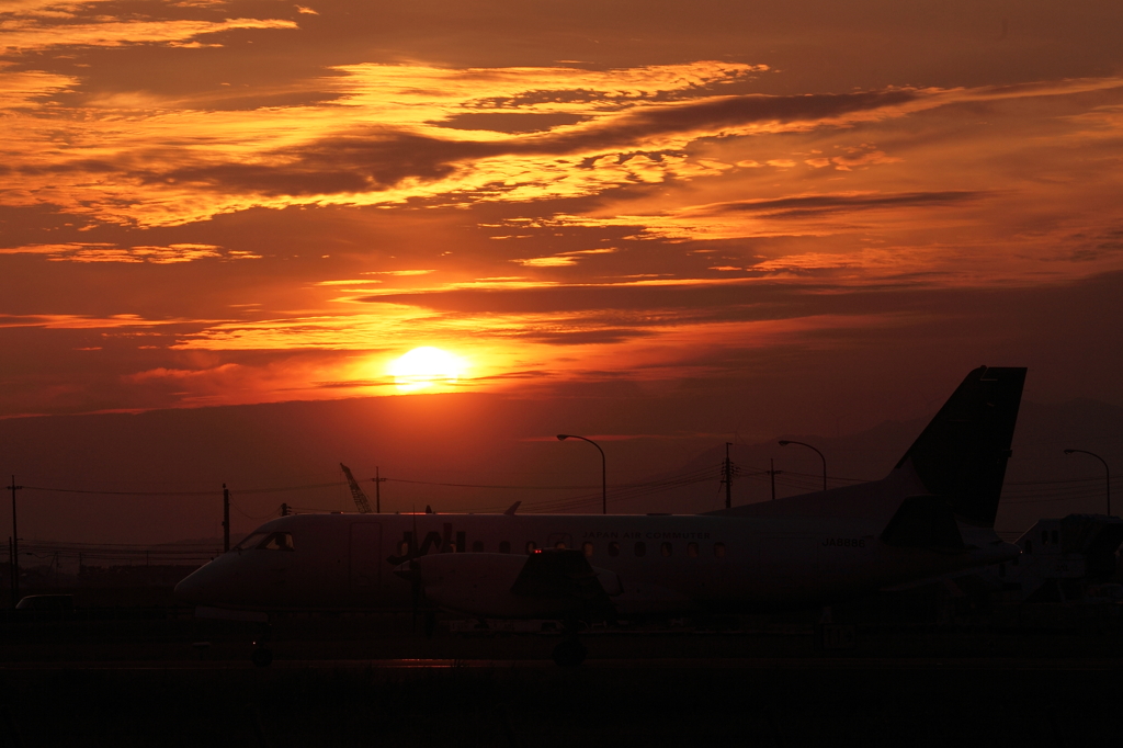 JAC SAAB340Bと夕陽