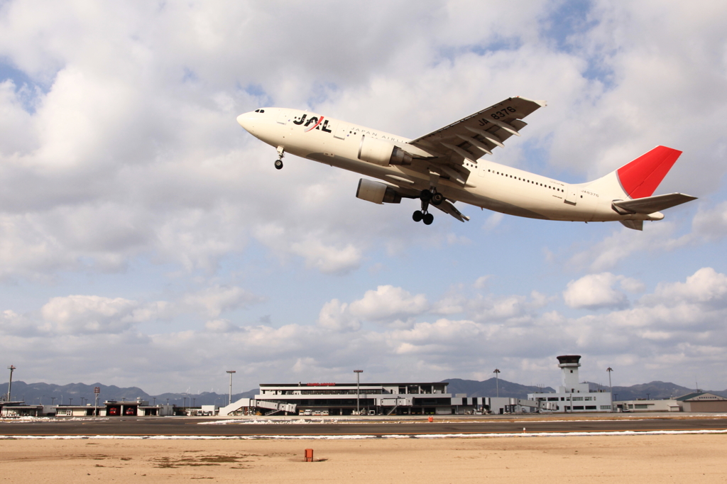JAL A300-600R　出雲空港を飛びつ立つ