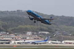 ベトナム航空 A321-200 岡山空港を飛び立つ