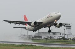 JAL A300-600R 水しぶきを上げて出雲を飛び立つ
