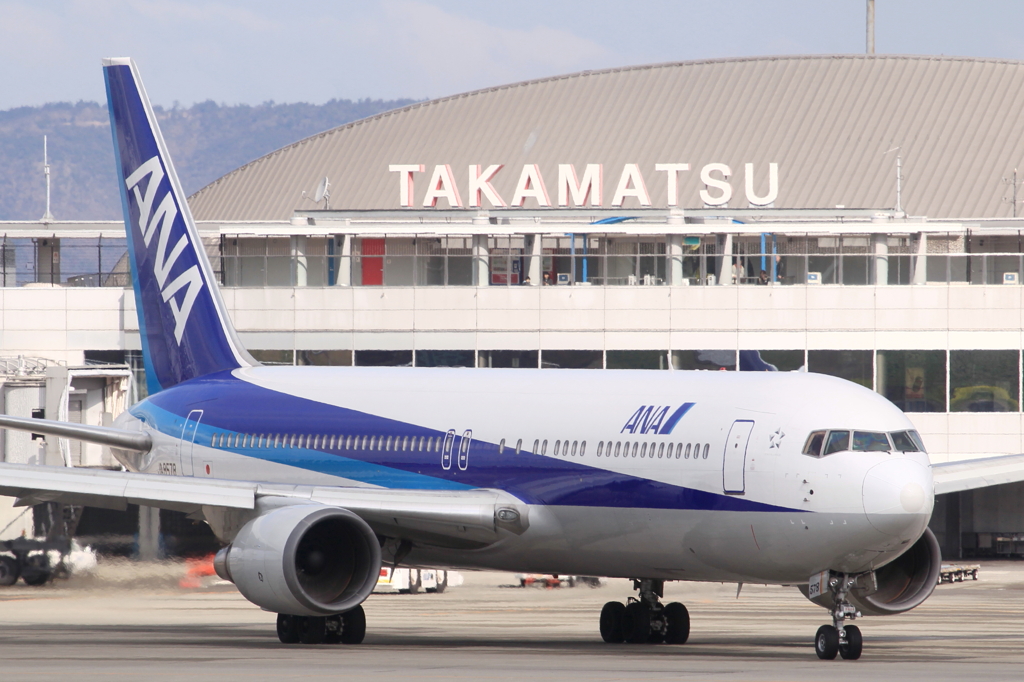 ANA B767-300と高松空港