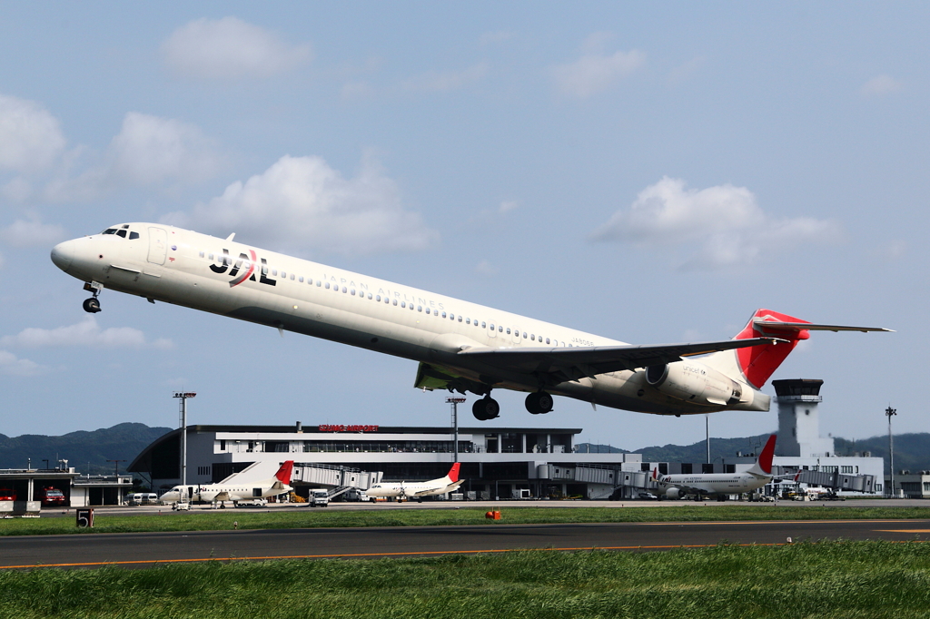 JAL MD-90 出雲を飛び立つ