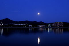 蒼い海と 空・・・ 月　