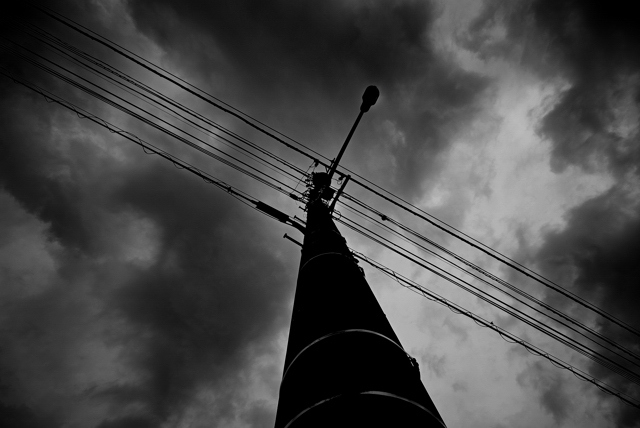 雲と電信柱。