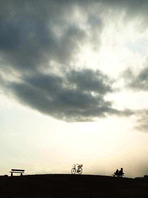 丘の上の自転車。
