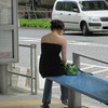 バスを待つ女性