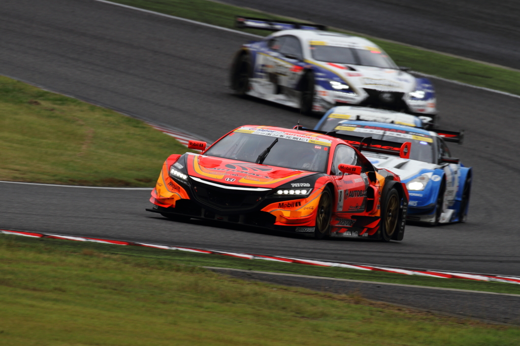 逃げるＮＳＸ、追うＧＴＲ、ＲＣＦ