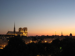 夕暮れのノートルダム寺院