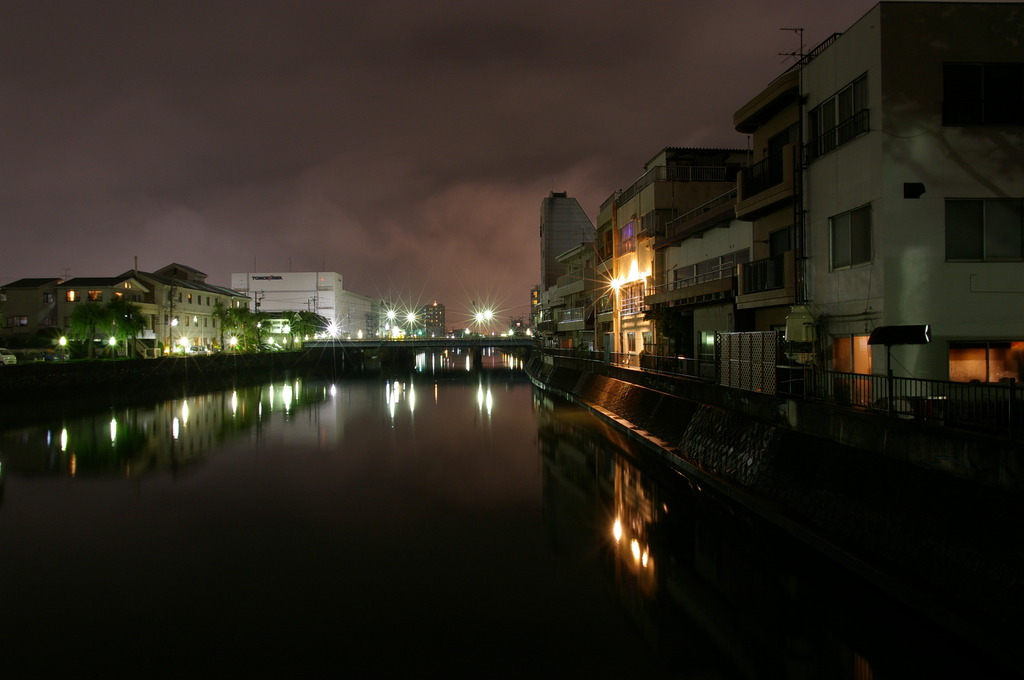 夜の川辺