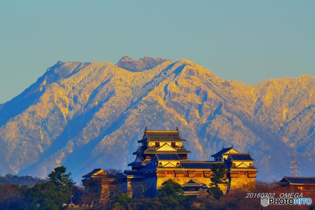 石鎚連山と松山城の夕景　０３・０２