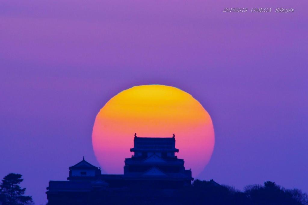 松山城に夕日　０３・１９