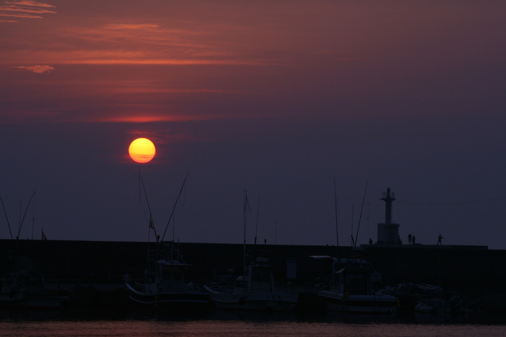 夕日と釣り人
