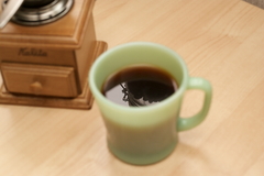カップの中にコーヒーと豆