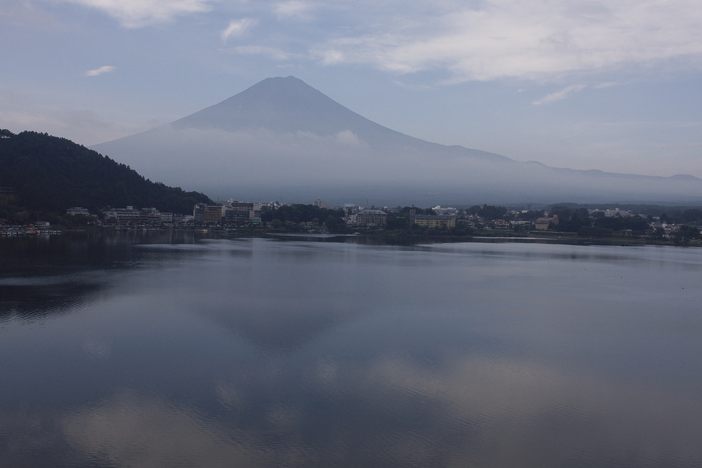 河口湖畔　朝の逆さ富士