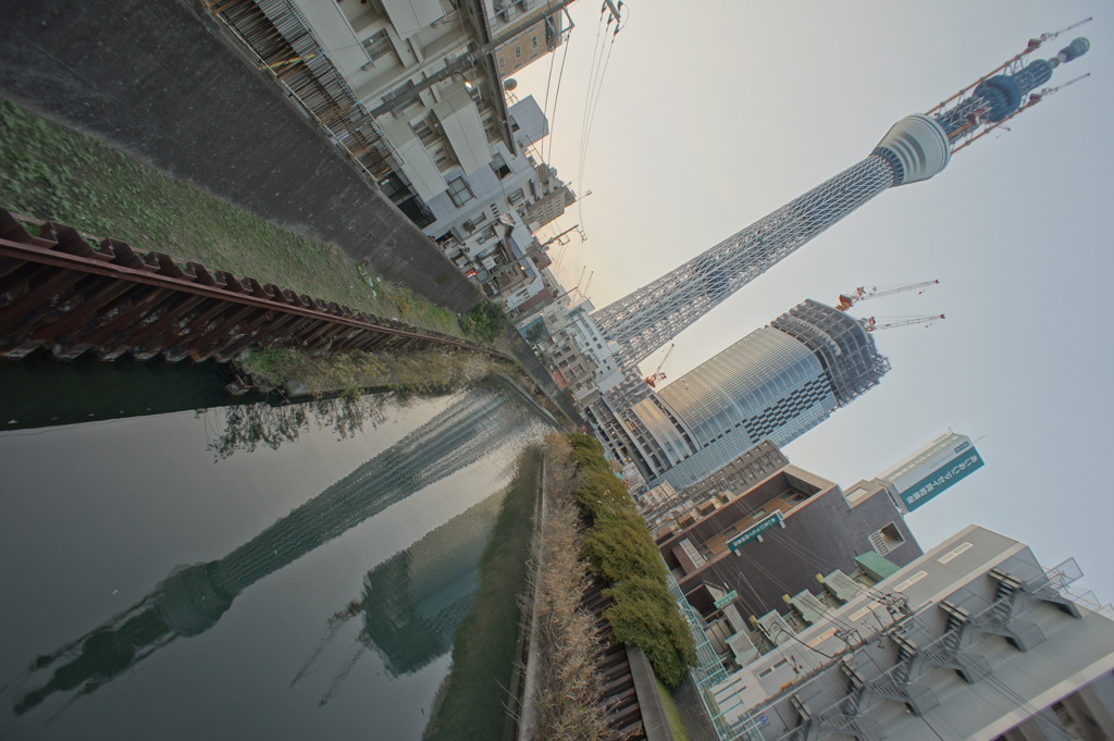 ギリギリ斜め逆さスカイツリー