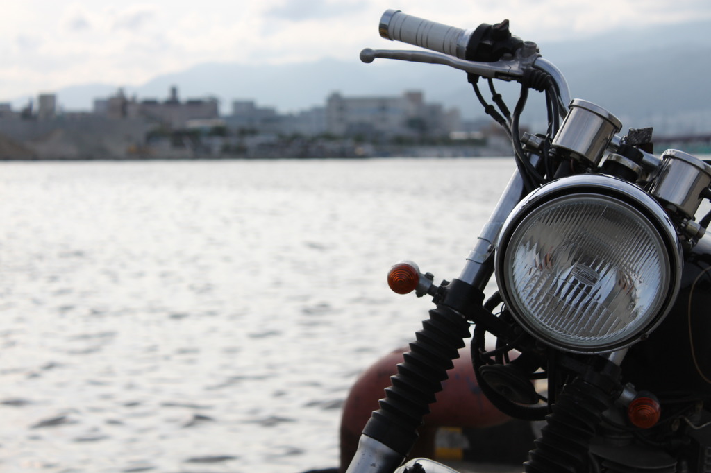 バイクと港