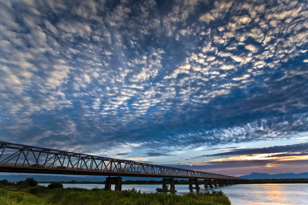 流れる夕雲