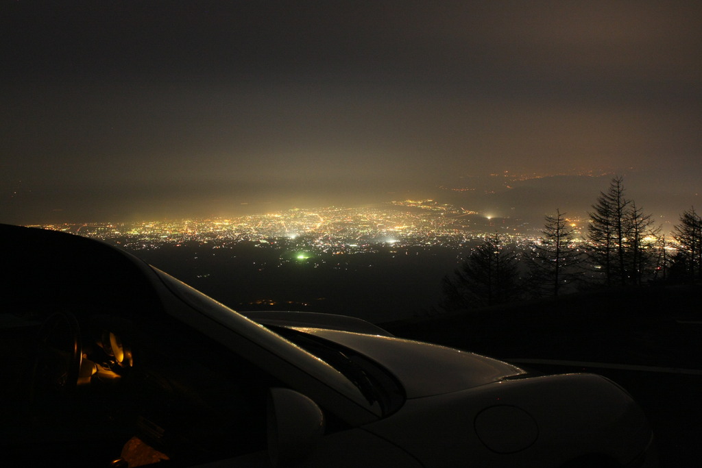 車と夜景