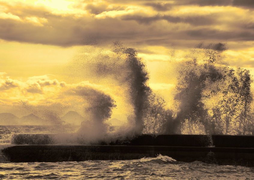 Wave  VS  breakwater^^♪