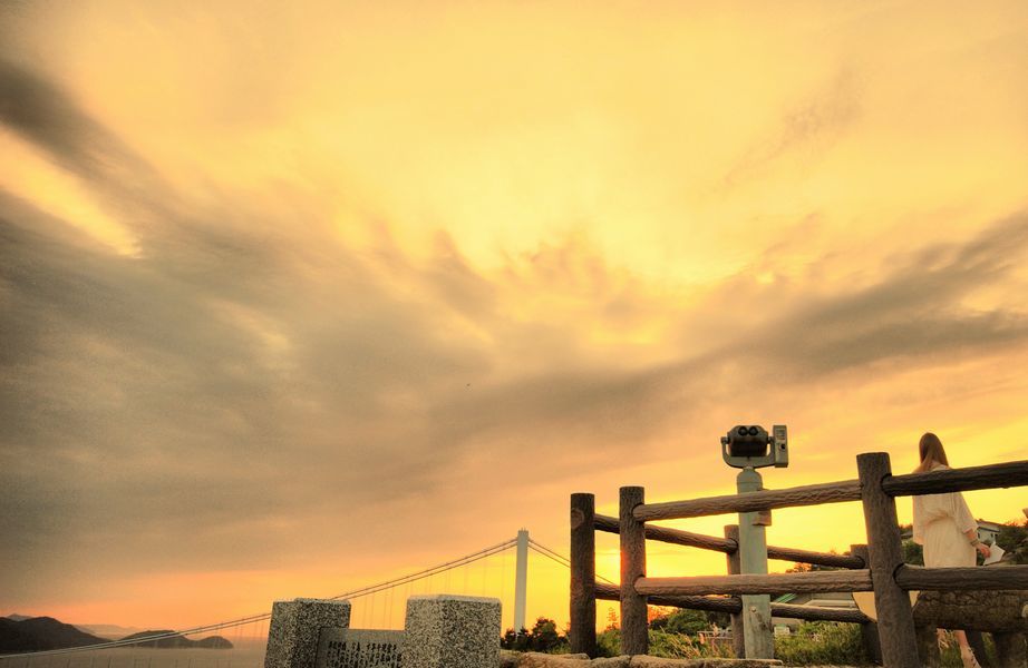 夕景と女性隊員と瀬戸大橋と望遠鏡（有料）と…（笑）